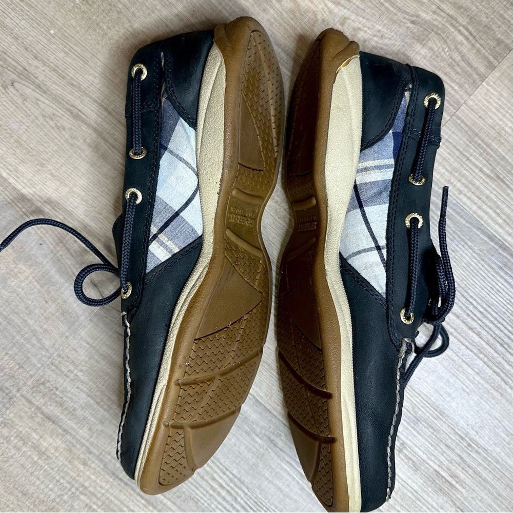 SPERRY Women’s 8 Preppy leather boat shoes with plaid fabric inset. Nautical